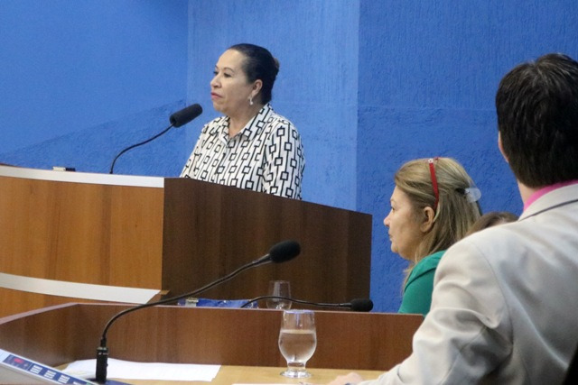 Secretária de saúde faz esclarecimentos sobre pedidos de vereadores
