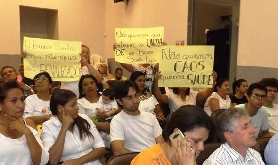 Moradores fazem protesto na Câmara contra fechamento de unidade de saúde Moradores fazem protesto na Câmara contra fechamento de unidade de saúde