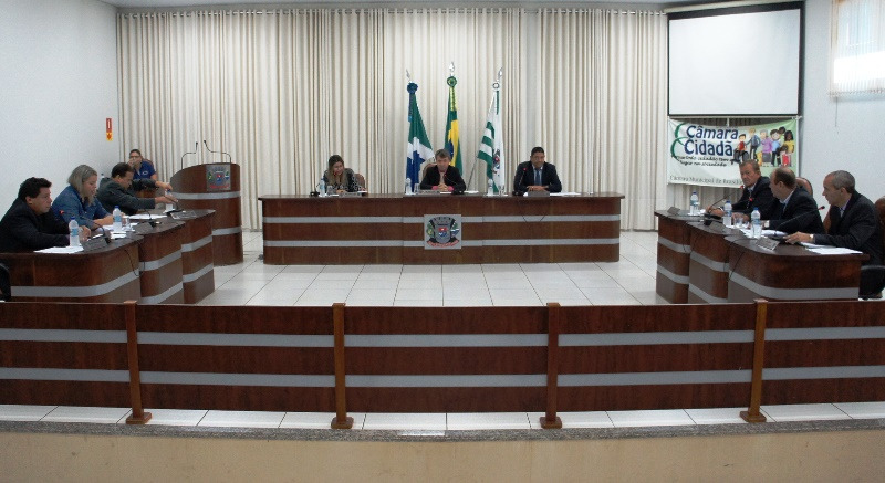 Câmara questiona falta de nutricionistas e contratações para o Cemitério