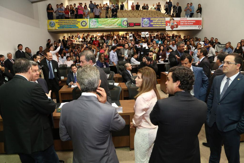 Deputados criam comissão para intermediar negociação entre servidores e governo