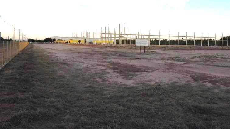 Antes de ser aprovada pela Câmara, área solicitada pela Silotrês já está cercada e terreno pronto para construir Antes de ser aprovada pela Câmara, área solicitada pela Silotrês já está cercada e terreno pronto para construir