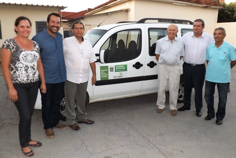 Eduardo Rocha entrega veículo e equipamentos eletrônicos para Grupo da Fraternidade
