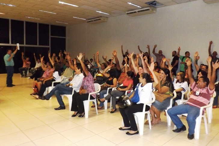 Em assembleia, servidores aprovam reajuste de 7,64% e aumento no vale alimentação Em assembleia, servidores aprovam reajuste de 7,64% e aumento no vale alimentação
