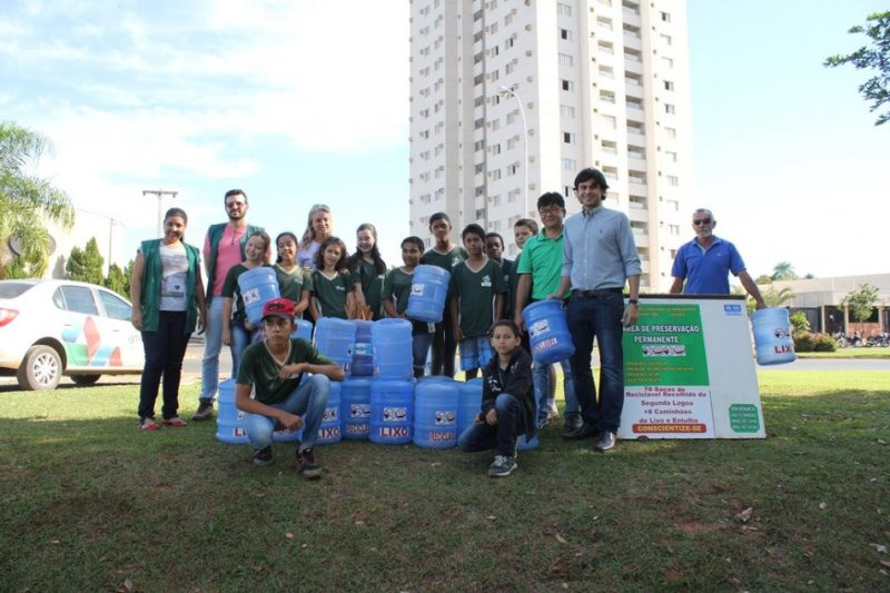 Alunos instalam lixeiras ecológicas ao redor da Lagoa Maior