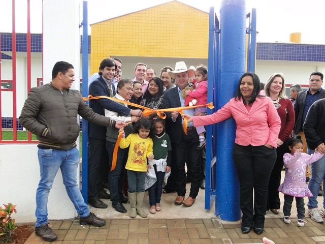 Vereadores participam de inauguração de CEI no Novo Oeste