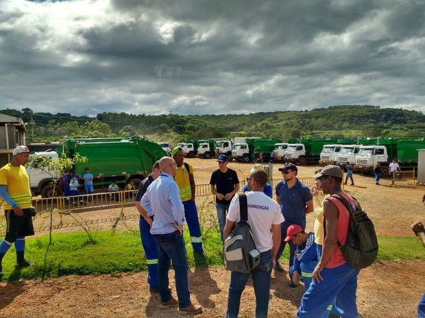 Coletores de lixo de Londrina param atividades por falta de uniforme Coletores de lixo de Londrina param atividades por falta de uniforme