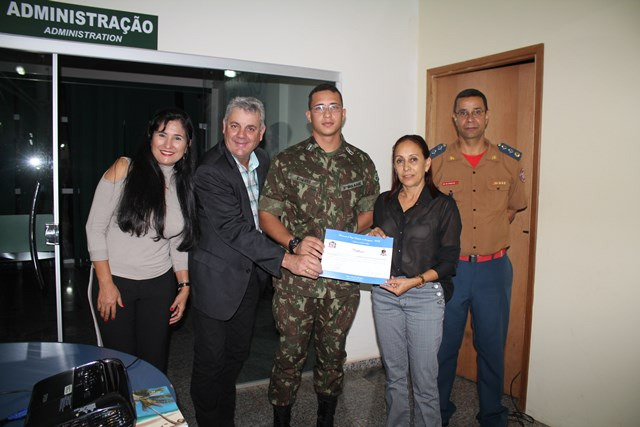 Angelo Guerreiro entrega certificados a Corpo Voluntário de Emergência