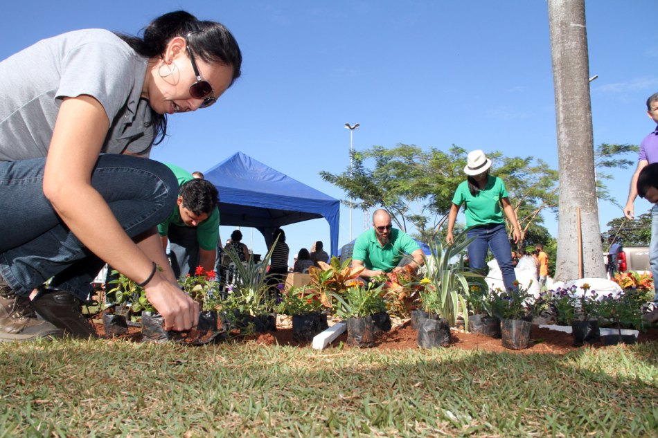 Ação “Áreas Mais Verdes” da Prefeitura planta árvores na Praça Senador Ramez Tebet