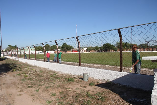Departamento de Obras da Prefeitura realiza mutirão no estádio da A.D.E.N