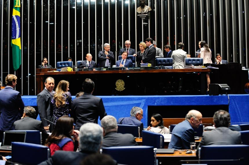 Lei altera Programa Seguro-Emprego, que reduz jornada e salário de trabalhadores Lei altera Programa Seguro-Emprego, que reduz jornada e salário de trabalhadores