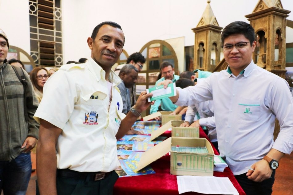 Servidores municipais começam a receber cartão alimentação Servidores municipais começam a receber cartão alimentação