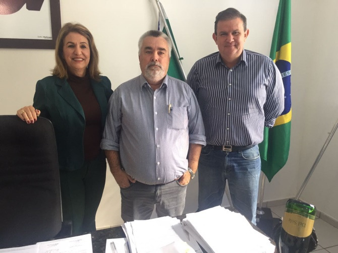 Deputado Eduardo Rocha visita prefeito e vice-prefeita de Água Clara Deputado Eduardo Rocha visita prefeito e vice-prefeita de Água Clara