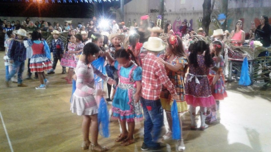 Pais, alunos e professores prestigiam festa junina da escola Filinto Müller Pais, alunos e professores prestigiam festa junina da escola Filinto Müller