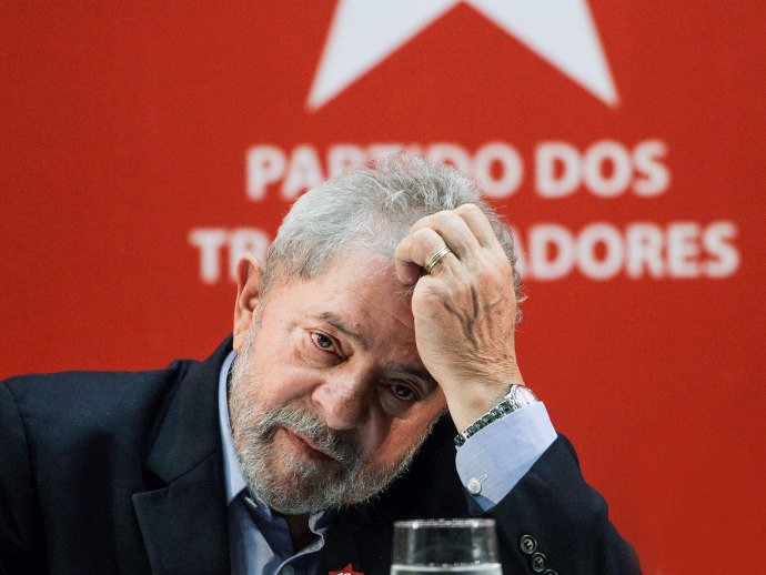 Lula é condenado na Lava Jato a 9 anos e 6 meses de prisão no caso do triplex Lula é condenado na Lava Jato a 9 anos e 6 meses de prisão no caso do triplex