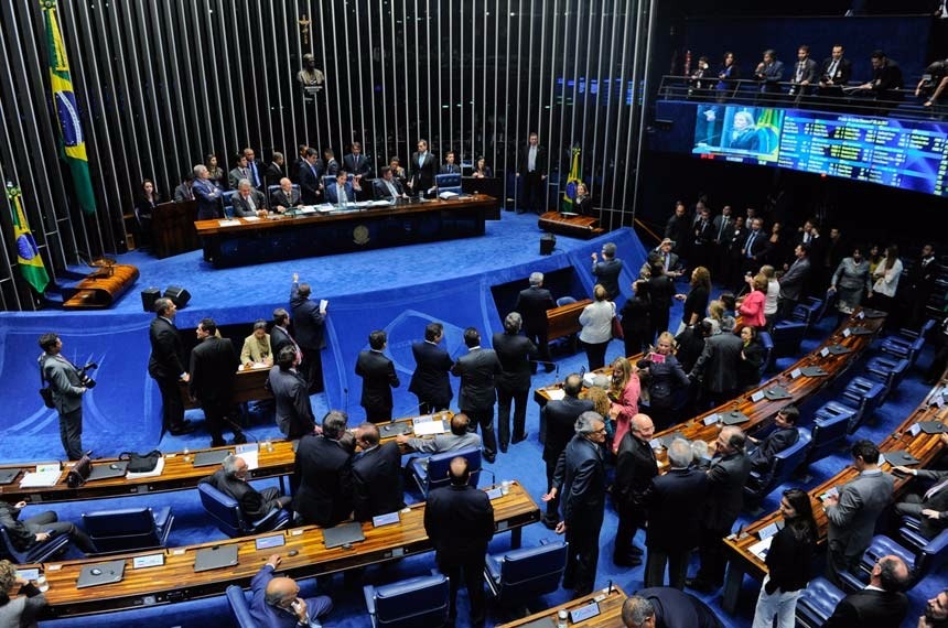 Em sessão tulmutuada, reforma trabalhista é aprovada pelo Senado Federal