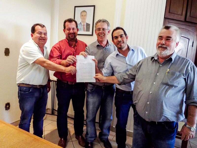 Prefeitos assinam edital de licitação para o transporte e transbordo de lixo