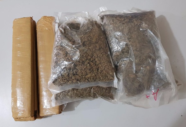 Menor pedia carona com drogas na mochila, mas acabou pega em flagrante Menor pedia carona com drogas na mochila, mas acabou pega em flagrante