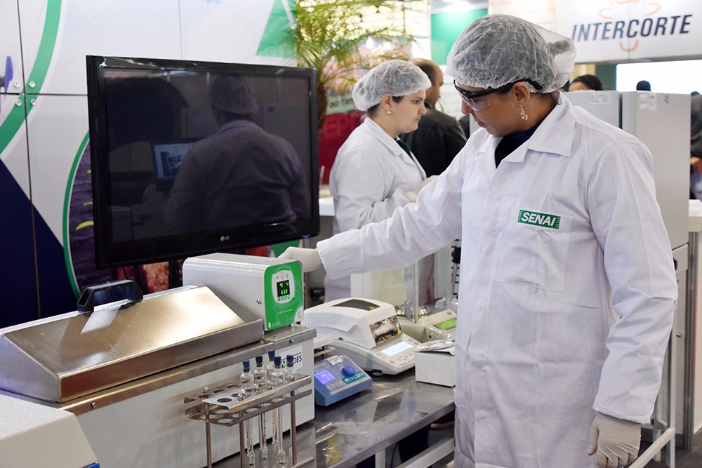Laboratório de Alimentos do Senai analisa amostras de carne durante a InterCorte Laboratório de Alimentos do Senai analisa amostras de carne durante a InterCorte