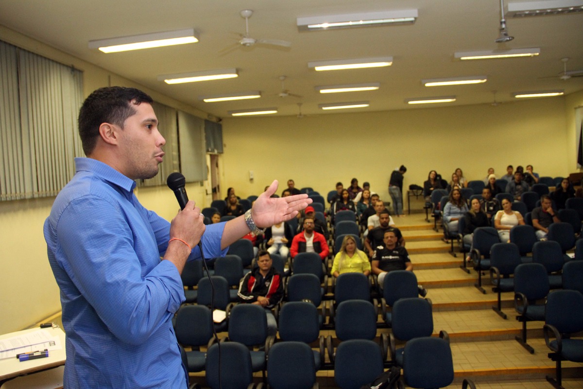 Acadêmicos e professores de Educação Física recebem curso para treinar atletas nas escolas Acadêmicos e professores de Educação Física recebem curso para treinar atletas nas escolas