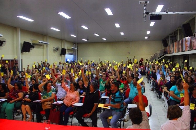 Assembleia da Fetems põe fim à greve de professores em Mato Grosso do Sul Assembleia da Fetems põe fim à greve de professores em Mato Grosso do Sul