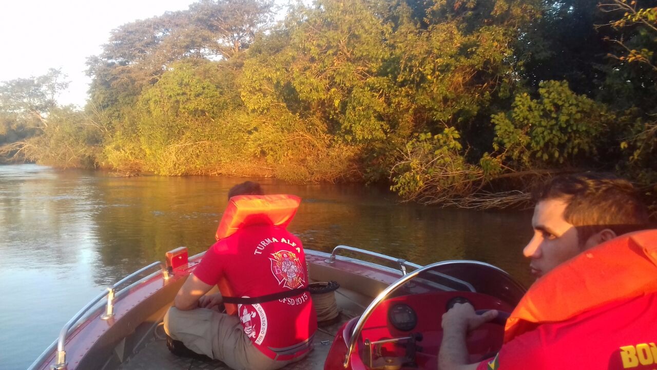 Bombeiros de Três Lagoas continuam buscas por adolescente que desapareceu no rio Verde