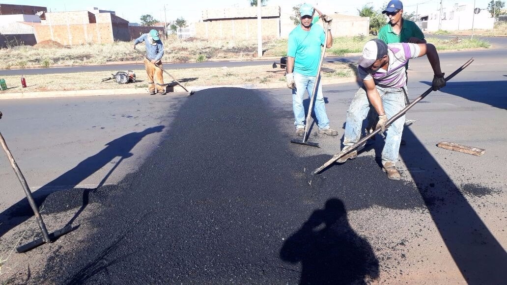  Prefeitura de Três Lagoas instala semáforo e lombada na Avenida Ponta Porã