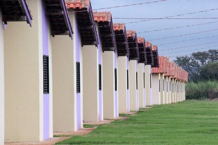 Famílias brasilandenses recebem a chave da casa própria