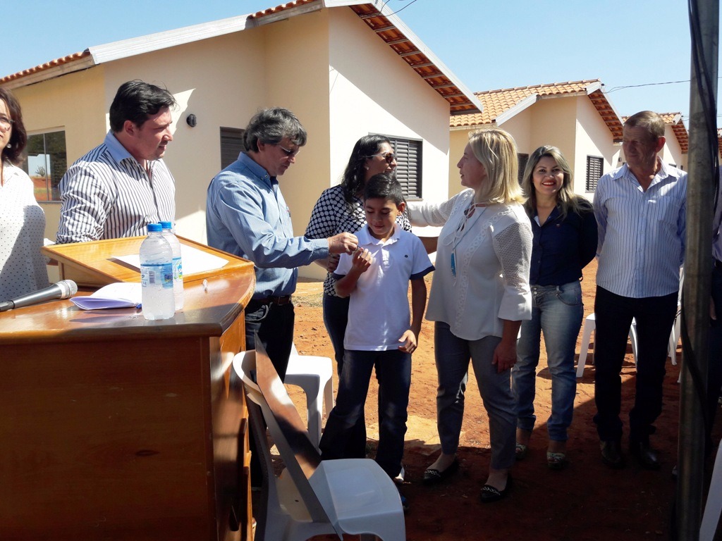 Brasilandenses realizam o sonho e recebem a chave da nova moradia Brasilandenses realizam o sonho e recebem a chave da nova moradia