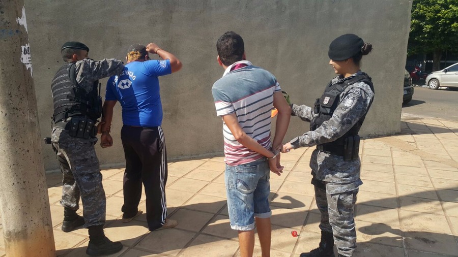 Dupla tenta assaltar salão, mas leva apenas sachês de café