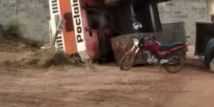 Um susto. Operador era manobra e tomba máquina pesada em empresa