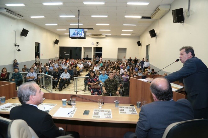 Deputado Eduardo Rocha participa de homenagens aos policiais