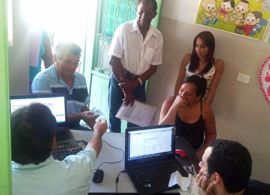Equipe da Prefeitura tiram dúvidas sobre o Refis aos moradores do Debrasa