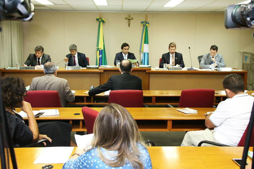 Comissão de Constituição e Justiça aprova PEC que limita gastos do Executivo Estadual