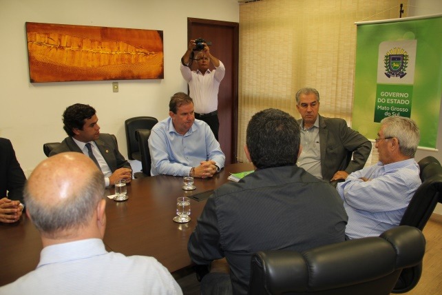 Deputado Eduardo Rocha acompanha agenda de prefeito de Cassilândia com governador