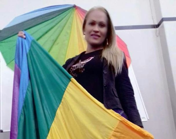 Travesti envolvida em briga desabafa no facebook 