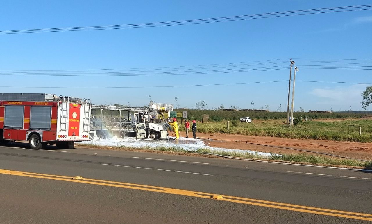 Ônibus pega fogo e passageiros saem ilesos após alerta de motorista