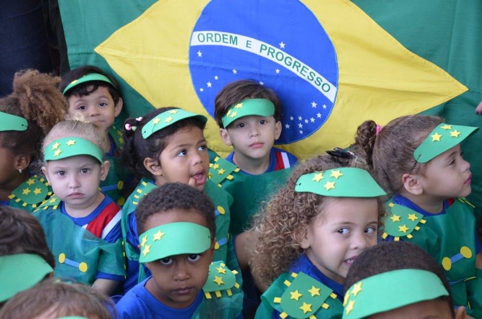 Alunos de Escolas e CEIs prestam homenagem à Pátria Alunos de Escolas e CEIs prestam homenagem à Pátria