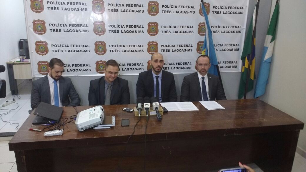 Cinco funcionários da prefeitura e donos de oficinas foram levados para a sede da Polícia Federal