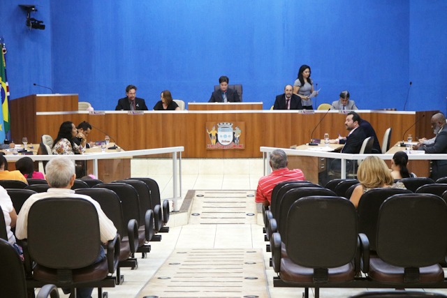 Aprovados passe livre para idosos em transporte público e o Dia de Combate à Violência 
