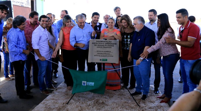 Governador entrega obras de R$ 4,7 milhões e anuncia duas pontes de concreto