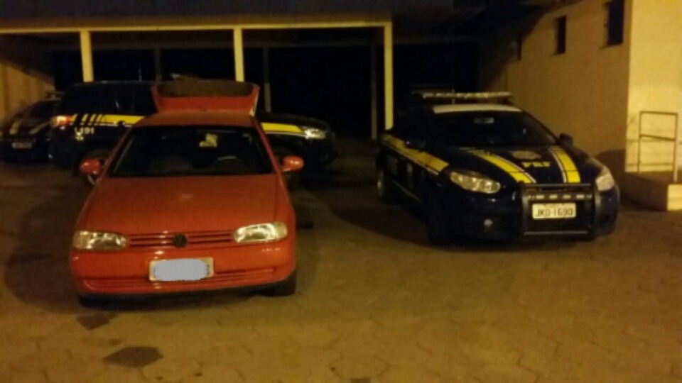 PRF apreende 100 kg de maconha em veículo estacionado em pátio de hotel