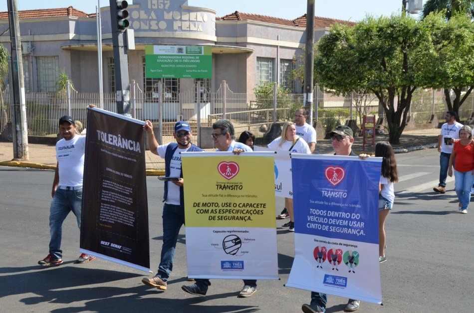 Semana Nacional de Trânsito é encerrada com passeata no centro da cidade Semana Nacional de Trânsito é encerrada com passeata no centro da cidade