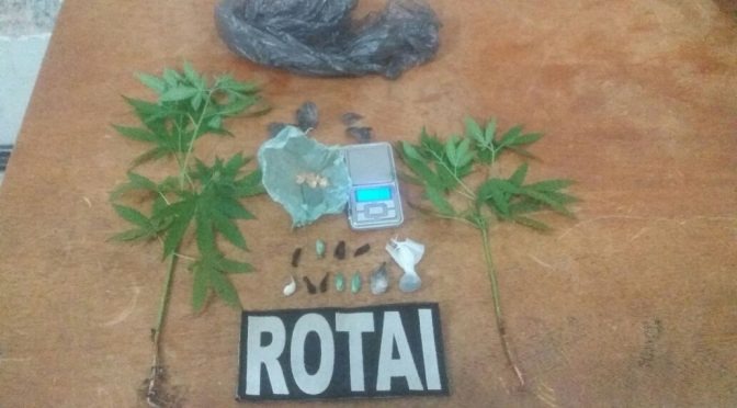Policiais Militares de Três Lagoas prendem cinco por tráfico de drogas Policiais Militares de Três Lagoas prendem cinco por tráfico de drogas
