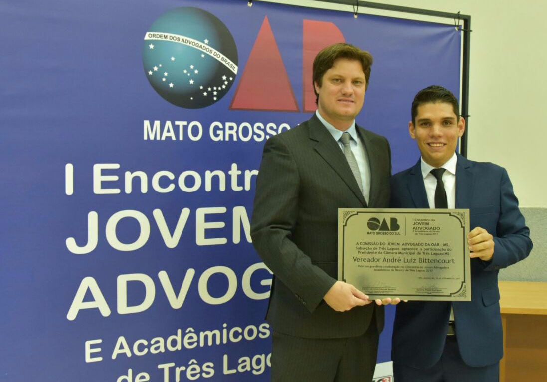 Vereador André Bitencourt recebe homenagem em evento da OAB Jovem