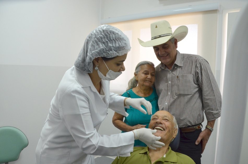 Saúde entrega próteses dentárias a pacientes do Centro de Especialidades