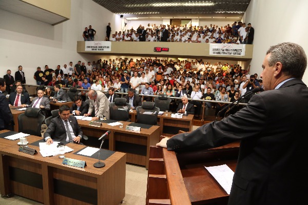 Funcionários da JBS pedem apoio aos deputados para manter empregos Funcionários da JBS pedem apoio aos deputados para manter empregos