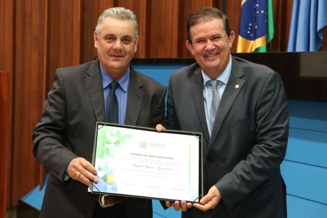 Deputado Eduardo Rocha entrega título de cidadão sul-mato-grossense a prefeito de Três Lagoas