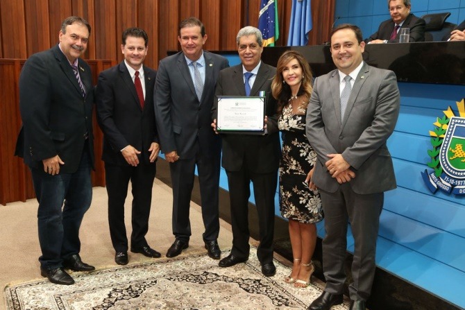 Eduardo Rocha homenageia André Puccinelli com Comenda do Mérito Legislativo
