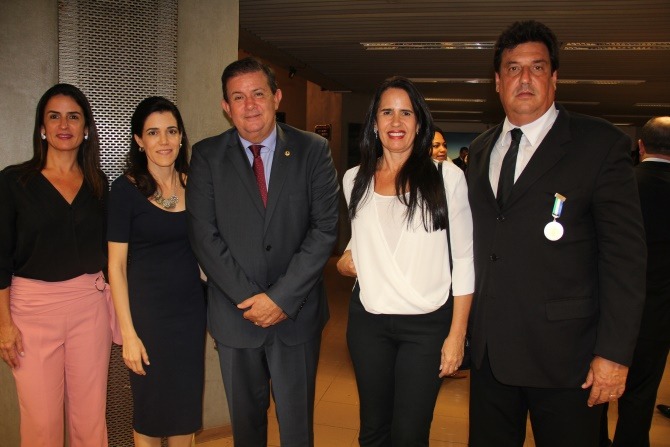 Deputado Eduardo Rocha homenageia médicos em sessão solene na Assembleia Deputado Eduardo Rocha homenageia médicos em sessão solene na Assembleia