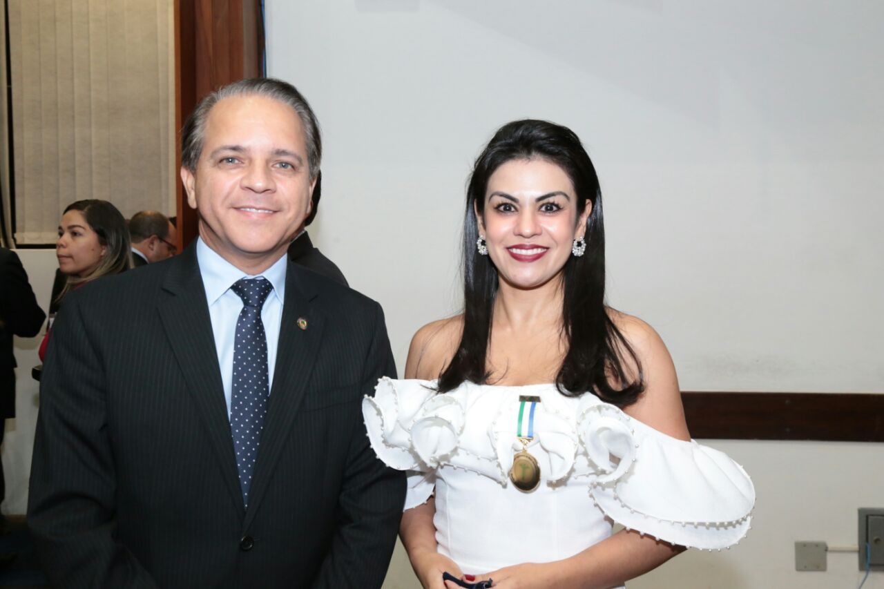 Coronel David homenageia médica anestesiologista por atuação em prol da saúde na Capital Coronel David homenageia médica anestesiologista por atuação em prol da saúde na Capital